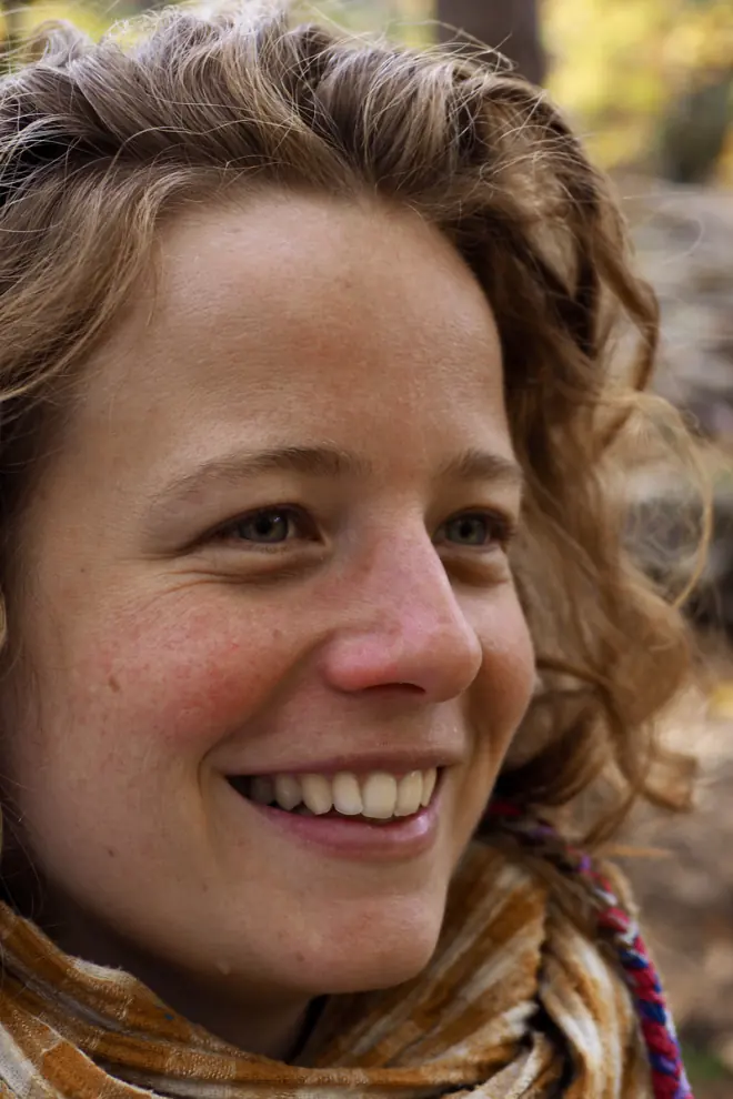 Une participante sourit, à la retraite de Samhain
